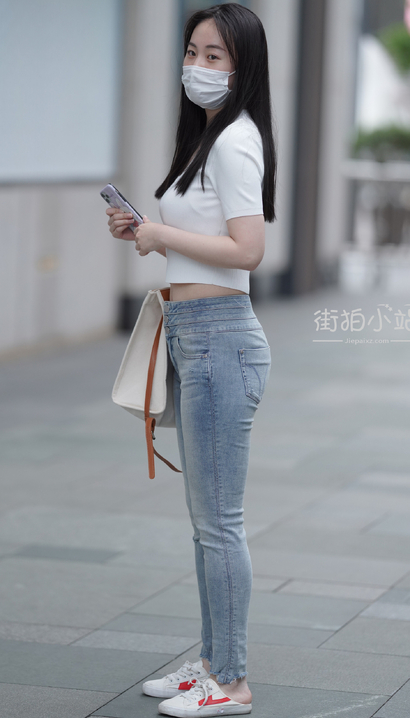 抓拍曲线玲珑的性感紧身牛仔裤大长腿御姐[KF-TO54]