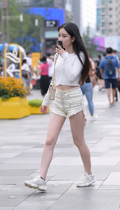 一个气质不凡的极品热裤紧臀小姐姐[LX-5MRY]