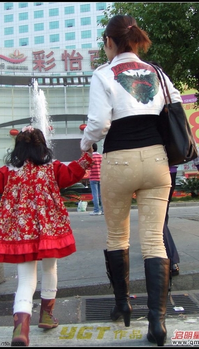 偶遇千娇百媚的新潮紧身裤美臀女神[IZ-02T8]