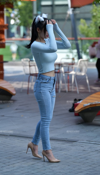 偶遇颜值很高的气质紧身牛仔裤美臀小姐姐[TH-889I]