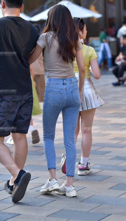 抓拍大家闺秀的风尚牛仔裤宽臀美眉[FQ-NX5D]