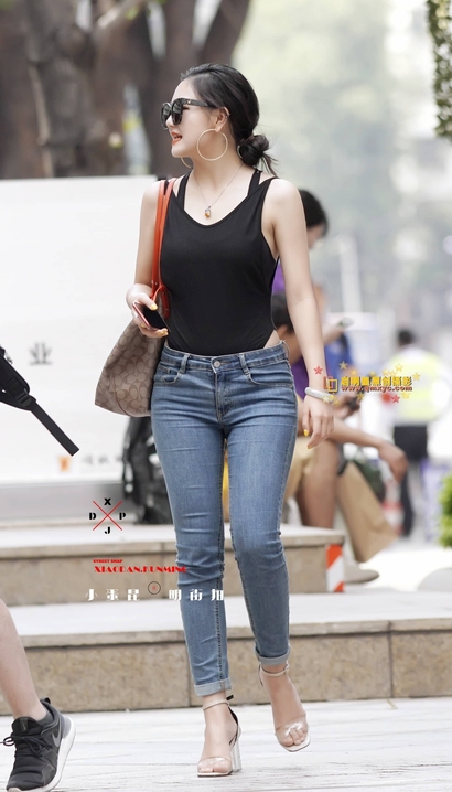 一位聘婷秀雅的时尚紧身牛仔裤宽臀女生[ST-28F7]