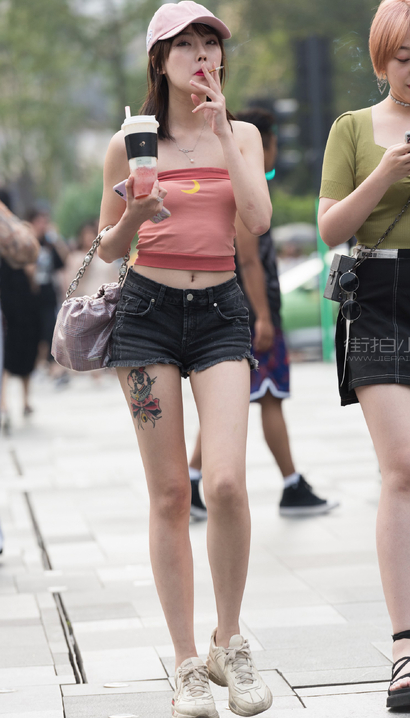 一个身姿曼妙的小清新热裤美腿美眉[IY-LMHA]