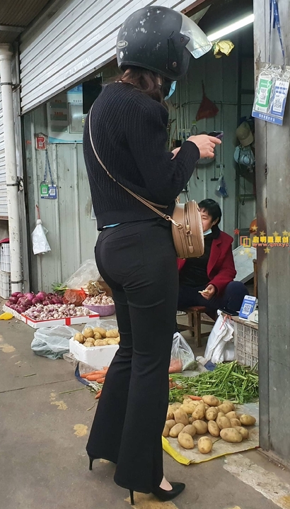 街拍沉鱼落雁的时髦清雅装束翘臀女神[HS-EYJ9]