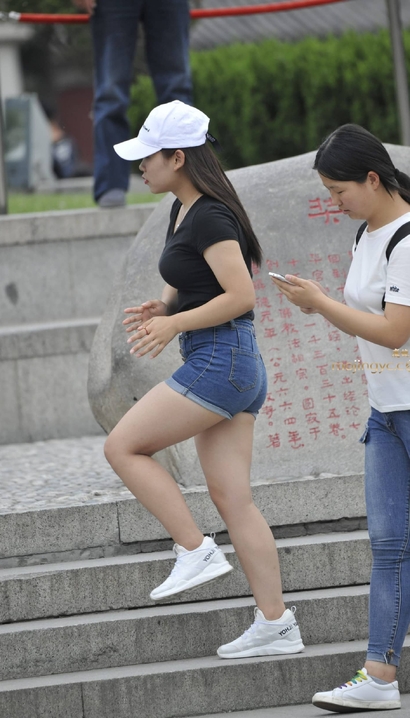 一个花枝招展的气质热裤宽臀靓女[YU-63CC]
