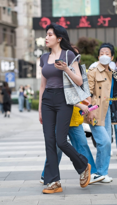 偶遇双瞳剪水的时髦紧身裤美臀小姐姐[MF-QPV4]