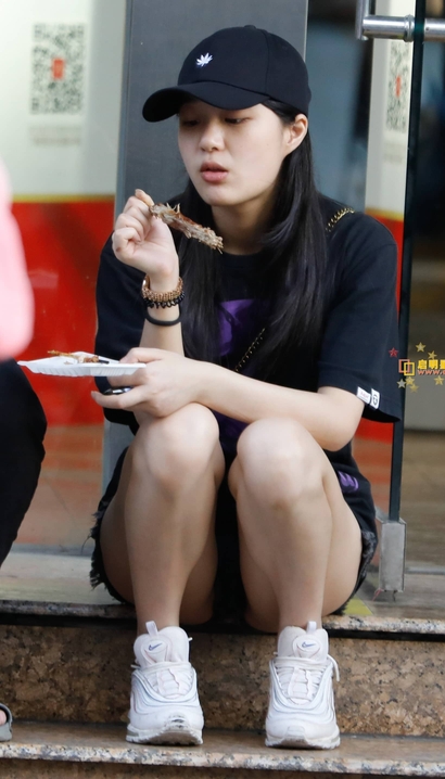 一个修眉联娟的新潮热裤长腿靓女[FC-00TZ]