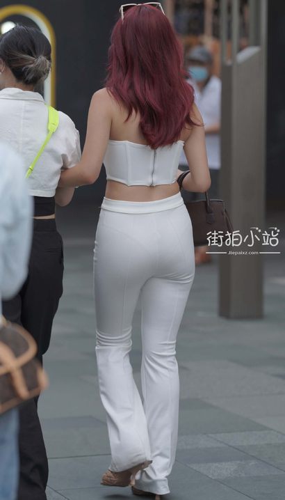 一个优雅大方的潮流紧身裤圆臀女孩[XE-8R11]