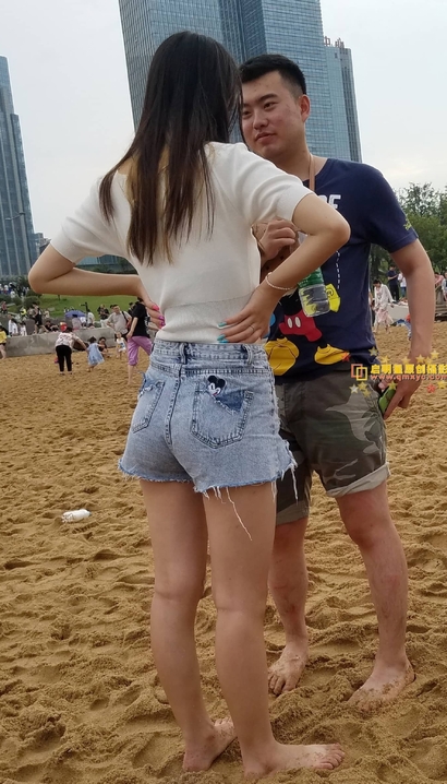 抓拍身材近乎完美的风尚热裤丰臀美眉[NP-11V7]