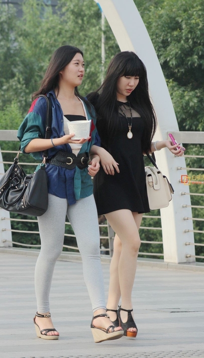 抓拍小家碧玉的极品紧身裤美腿女神[GL-WUGJ]