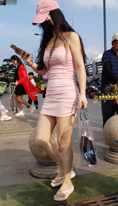 一位一代容华的性感裙子长腿美眉[LR-MREH]