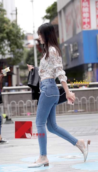 一位身姿优雅的气质紧身牛仔裤宽臀女神[YD-L40C]