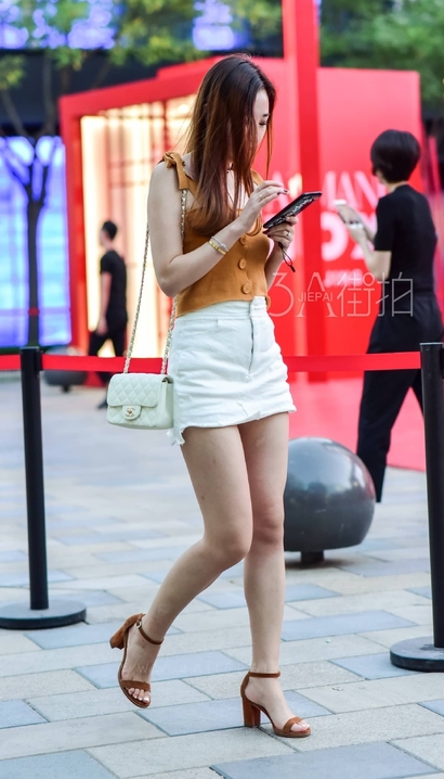 街拍身姿优雅的极品包臀裙翘臀女孩[BP-216H]