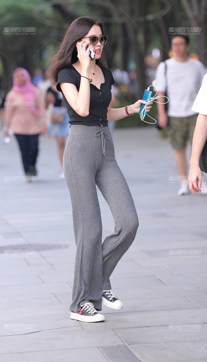 抓拍身姿优雅的时尚清雅装扮美腿小姐姐[ND-L22Y]