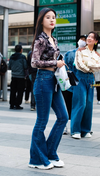 一个身材极好的极品紧身牛仔裤大长腿小姐姐[BB-TY1G]