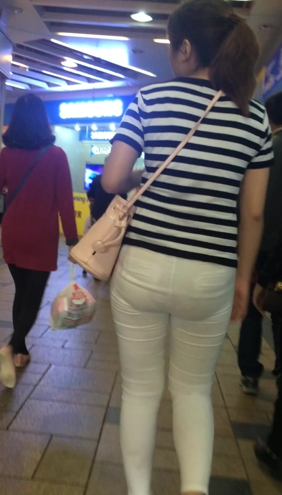 【视频】偶遇美目盼兮的极品高雅穿扮翘臀女生[YV-QELP]